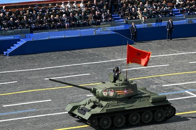 News Themen der Woche KW19 News Bilder des Tages RUSSIA, MOSCOW - MAY 9, 2023: A T-34-85 tank takes part in a Victory Day military parade in Red Square marking the 78th anniversary of the victory over Nazi Germany in World War II. Grigory Sysoyev POOL TASS  58960367