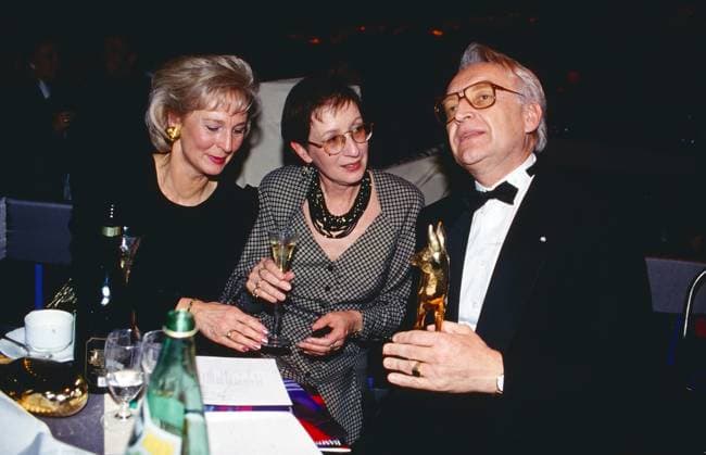 Karin Stoiber, Heide Simonis, Ministerpräsidentin von Schleswig-Holstein und Edmund Stoiber, Ministerpräsident von Bayern, bei der Bambi-Verleihung 1993 in München, beide erhielten einen Bambi, hier bei der Veranstaltung. Copyright: HartwigxValdmanis Nur redaktionelle Nutzung. Editorial usage only. VAL_720100229