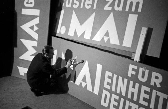 Vorbereitungen zum 1. Mai Schilder mit der Aufschrift Rüstet zum 1. Mai werden gemalt als Vorbereitungen zum 1. Mai in Berlin, Deutschland 1947., Berlin Copyright: Kindermann Nur redaktionelle Nutzung. Editorial usage only. KIN_7401001016 EDITORIAL USE ONLY