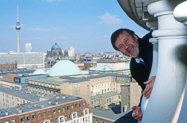 Günter Lamprecht Schauspieler Günter Lamprecht schaut bei einem Spaziergang zwischen Säulen auf sein Berlin, Deutschland 1991., Berlin Copyright: Kindermann Nur redaktionelle Nutzung. Editorial usage only. KIN_7401001219 EDITORIAL USE ONLY