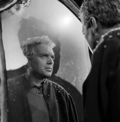 Faust Faust, Spielfilm nach dem Stück von Johann Wolfgang von Goethe, Deutschland 1960, Regie: Peter Gorski, Darsteller: Will Quadflieg betrachtet sein Spiegelbild, Hamburg Copyright: Kindermann Nur redaktionelle Nutzung. Editorial usage only. KIN_7401001727 EDITORIAL USE ONLY