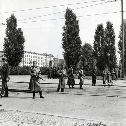 Soldaten am Potsdamer Platz Eine Gruppe sowjetischer Soldaten patroulliert am Potsdamer Platz, Berlin, Deutschland 1961., Berlin Copyright: Kindermann Nur redaktionelle Nutzung. Editorial usage only. KIN_7402001003 EDITORIAL USE ONLY