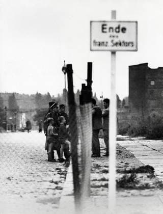 Mitten durch die Hauptstadt Deutschlands Original-Bildunterschrift: Mitten durch die Hauptstadt Deutschlands führt die Grenze der beiden Machtblöcke Ost und West - Mit Betonmauern, Stacheldraht und Bajonetten der Volkspolizei wächst die Mauer zwischen Ost und West, und zwar nicht nur in der Chausseestrasse in Berlin, Deutschland 1961., Berlin Copyright: Kindermann Nur redaktionelle Nutzung. Editorial usage only. KIN_7402001007 EDITORIAL USE ONLY