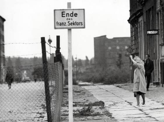 Mitten durch die Hauptstadt Deutschlands Original-Bildunterschrift: Mitten durch die Hauptstadt Deutschlands führt die Grenze der beiden Machtblöcke Ost und West - Mit Betonmauern, Stacheldraht und Bajonetten der Volkspolizei wächst die Mauer zwischen Ost und West, und zwar nicht nur in der Boyenstrasse in Berlin, Deutschland 1961., Berlin Copyright: Kindermann Nur redaktionelle Nutzung. Editorial usage only. KIN_7402001059 EDITORIAL USE ONLY