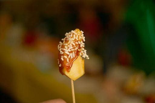 RECORD DATE NOT STATED Detail of Candy apple on a stick in selective focus *** einzelheit des Süßigkeit Apfel am einer kleben ÊIn selektive Fokus 4151135