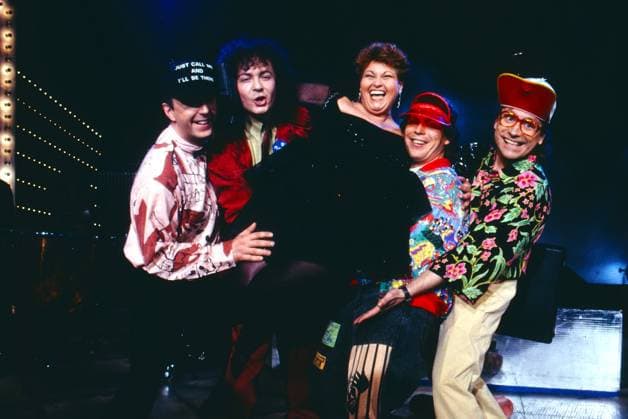 JAZZ GITTI Jazz Gitti, geboren als Martha Margit Butbul in Österreich, Unterhaltungskünstlerin und Sängerin, hier bei einem TV-Auftritt mit Band, Deutschland, 1991. Jazz Gitti, real name: Martha Margit Butbul, Austrian singer and entertainment artist, TV performance with band, Germany, 1991., Deutschland Copyright: kpa kpa_55044099 EDITORIAL USE ONLY