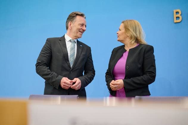 News Themen der Woche KW19 News Bilder des Tages Bundesinnenministerin Nancy Faeser (SPD) und der Praesident des Bundeskriminalamts, Holger Muench (Münch), praesentieren am 09.05.2023 die Statistik zur Politisch Motivierten Kriminalitaet (PMK) 2022 in Berlin. Im vergangenen Jahr hat die sogenannte Hasskriminalitaet in Deutschland zugenommen. Wie aus der am Dienstag in Berlin veroeffentlichten Statistik politisch motivierter Straftaten hervorgeht, ist die Zahl der Delikte, die durch gruppenbezogene Vorurteile motiviert waren, gegenueber dem Vorjahr um fast zehn Prozent auf 11.520 (2021: 10.501) gestiegen. Zugenommen hat demnach die Zahl fremden- und auslaenderfeindlicher sowie rassistischer Straftaten, die den groessten Anteil dieser Statistik ausmachen. Die Zahl antisemitischer Straftat Copyright: epd-bild ChristianxDitsch epd-Extremismus_Straftaten3-kopieren