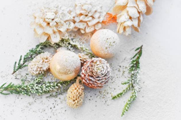 Gruppe verschiedener Zapfensorten von Erle, Kiefer und Laerche zusammen mit Zweigen von Heidekraut und kleinen Christbaumkugeln, ueberstreut mit feinem Mehlstaub, Europa, Deutschland, NRW Christmas decoration with different cones of alder, pine and larch together with branches of heath and little Christmas balls, Europe, Germany, North Rhine-Westphalia BLWS686385 *** Group of various Taps from Alder, Kiefer and Laugh together with Branches from Heather and small Christmas baubles, scattered with fine Flour dust, Europe, Germany, NRW Christmas Decoration With different Cones of alder, Pine and Larch Together With branches of Heath and Little Christmas balls, Europe, Germany, North Rhine Westphalia BLWS686385 Copyright: xblickwinkel S.xKoerberx
