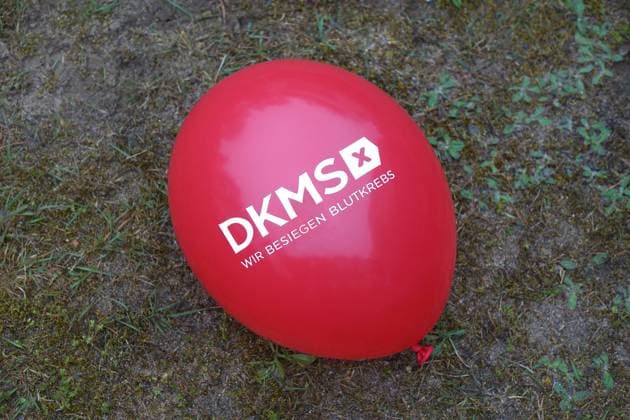 Luftballon mit DKMS Luftballon mit DKMS, 06.05.2023, Fichtenwalde, Brandenburg, Auf einem roten Luftballon befindet sich der Schriftzug DKMS. *** Balloon with DKMS Balloon with DKMS, 06 05 2023, Fichtenwalde, Brandenburg, On a red balloon is the lettering DKMS