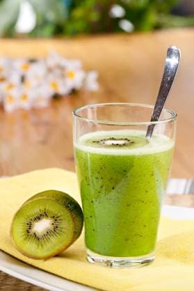 A tasty kiwi smoothie in a natural setting Copyright: xTylerxOlsonx xDesignxPicsx , 30891236 Copyright: TylerxOlsonx xDesignxPics 30891236