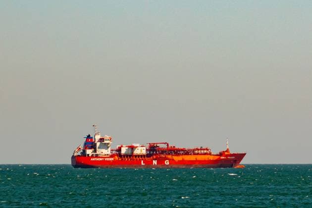 Ein LNG-Schiff der niederlaendischen Reederei Anthony Veder, Rotterdam, faehrt auf dem Wasser der Ostsee am 09.05.2023 in der Naehe der Insel Ruegen beim Seebad Binz. An LNG ship of the Dutch shipping company Anthony Veder, Rotterdam, drives on the water of the Baltic Sea on May 9th, 2023 near the island of Ruegen near the seaside resort of Binz. search: Deutschland MeckPom Mecklenburg Niederlande Holland Ostdeutschland Norddeutschland Ostsee Sellin Hafen Mukran Sassnitz Vorpommern Wirtschaft Energiewirtschaft Mecklenburg-Vorpommern Kundgebungen Proteste Fluessiggas Fluessigerdgas Gas Fluessigerdgas Energie Energieversorgung Flüssigerdgas-Terminal Terminal Umweltschutz Klimaschutz Erderwaermung Urlaubsregion Tourismus Tourismus-Erhalt