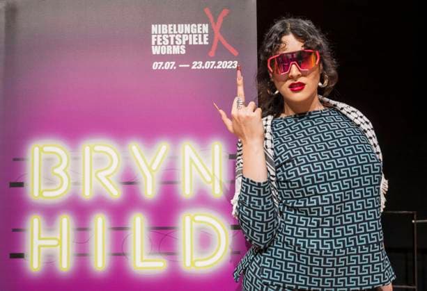 Bilder des Jahres 2023, Entertainment 05 Mai Entertainment Themen der Woche KW19 Entertainment Bilder des Tages Schauspieler*in Parisa Madani (Rolle Frigga) fotografiert am 09.05.2023 in Worms waehrend der Pressekonferenz zur Vorstellung des Ensemble der Niebelungen-Festspiele. Die Wormser Nibelungen-Festspiele vom 7. bis zum 23. Juli 2023 wollen mit der diesjaehrigen Neuinszenierung der Nibelungensage althergebrachte Rollenbilder ins Wanken bringen. In dem Stueck Brynhild werde der Versuch der Walkuere gezeigt, Chefin ihrer eigenen Geschichte zu werden, sagte Regisseurin Pinar Karabulut am Dienstag bei der Vorstellung des Festivalprogramms. Auch die Heldenrolle von Sigurd (Siegfried) solle in dem Stueck hinterfragt werden. (Siehe epd-Meldung vom 09.05.2023) EDITORIAL USE ONLY *** Actor Parisa Madani role Frigga photographed on 09 05 2023 in Wor Copyright: epd-bild ThomasxLohnes epd-Nibelungen_Festspiele 16-kopieren