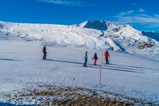 RECORD DATE NOT STATED A group of skiers on the slopes of the resort of Livigno, Italy *** einer Gruppe des Skilaeufer am der Pisten des der Erholungsort des Livigno, Italien 4271039