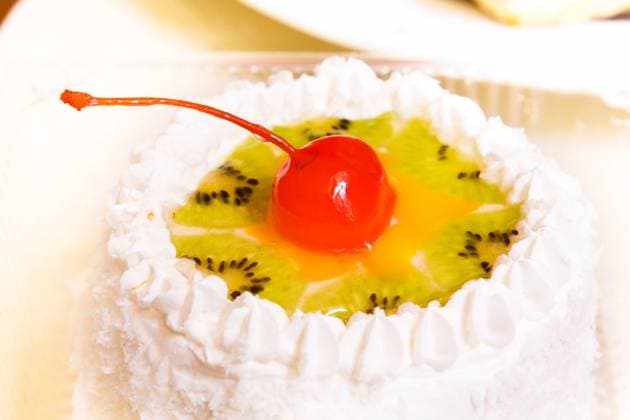 Close-up photo of fancy cake with kiwi and cherry Copyright: xNikolayxSuslovx xDesignxPicsx , 30899545 Copyright: NikolayxSuslovx xDesignxPics 30899545