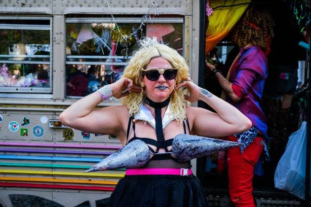 News Bilder des Tages Metro Gala, alternative Met Gala in New York May 9, 2023, New York, New Yoork, US: An alternative non posh people friendly version of the Met Gala the Metro Gala held in Union Square showcases a red carpet runway. featuring eclectic designed costumes. This year the theme was Looting and Plunder - A Line of Booty. The red carpet event by Glinda the Good Bus is the antidote to the Karl Lagerfeld inspired Met Museum event by Vogue s Anna Wintour. New York US - ZUMAh156 20230509_znp_h156_005 Copyright: xMiloxHessx