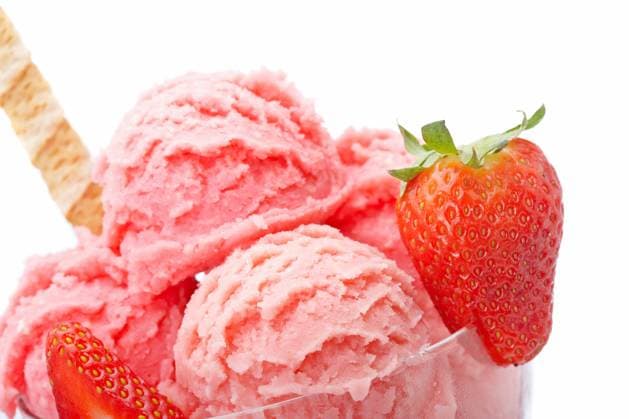 Delicious strawberry ice cream in glass bowl isolated on white background. Shallow depth of field Copyright: xRafaxIrustaxMachinx xDesignxPicsx , 30900803 Copyright: RafaxIrustaxMachinx xDesignxPics 30900803