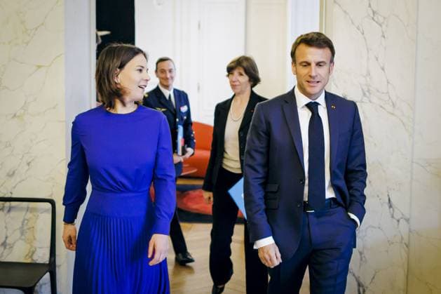 News Themen der Woche KW19 News Bilder des Tages Annalena Baerbock (Buendnis 90 Die Gruenen), Bundesaussenministerin, trifft im Elysee-Palast den Praesidenten der Franzoesischen Republik, Emmanuel Macron. Paris , 09.05.2023 Paris Frankreich *** Annalena Baerbock Buendnis 90 Die Gruenen , German Foreign Minister, meets the President of the French Republic, Emmanuel Macron Paris , 09 05 2023 Paris France at Elysee Palace Copyright: xThomasxTrutschelx