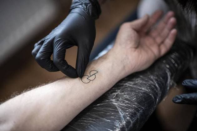 Organspende Tattoo *** NUR FÜR REDAKTIONELLE ZWECKE *** EDITORIAL USE ONLY ***<p>Ein Tattoo kann Leben retten: 8500 Menschen in Deutschland warten derzeit auf ein Spenderorgan. Eine Tattoo-Kampagne soll Aufmerksamkeit auf das Thema lenken. Spendenbereite können sich extra entworfenes Tattoo stechen lassen, um kenntlich zu machen, dass man Organspender ist. 100 Tattoo-Studios im Bundesgebiet bieten das Organspende-Tattoo kostenlos an - unter anderem in Arnsberg-Oeventrop. Besuch im Tattoo- und Piercing-Studio Saskia. Deutschland NRW Arnsberg Copyright: FabianxStrauch *** Organ donation tattoo ONLY FOR EDITORIAL PURPOSES EDITORIAL USE ONLY p A tattoo can save lives 8500 people in Germany are currently waiting for a donor organ A tattoo cam Copyright: FabianxStrauch doc7q2mkpbbj0gc8g95ana ,EDITORIAL USE ONLY
