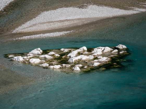 Creative Highlights World Steine im Fluss Tagliamento am Rand der Alpen in Venzone, Region Friaul-Julisch Venetien Venzone Udine Italien *** Stones in the river Tagliamento on the edge of the Alps in Venzone, Friuli Venezia Giulia region Venzone Udine Italy