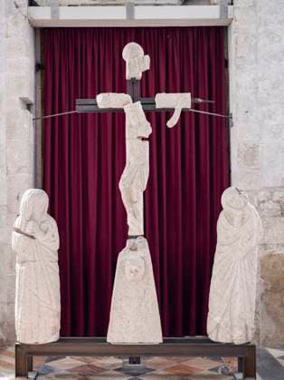 Dom des Heiligen Apostels Andreas (Duomo di Sant Andrea Apostolo), zusammengesetzte Fragmente eines durch das Erdbeben von 1976 zerstörten Kruzifix, Venzone, Udine, Region Friaul-Julisch Venetien, Italien Venzone Udine Italien *** Cathedral of St. Andrew the Apostle Duomo di Sant Andrea Apostolo , composite fragments of a crucifix destroyed by the 1976 earthquake, Venzone, Udine, Friuli Venezia Giulia Region, Italy Venzone Udine Italy