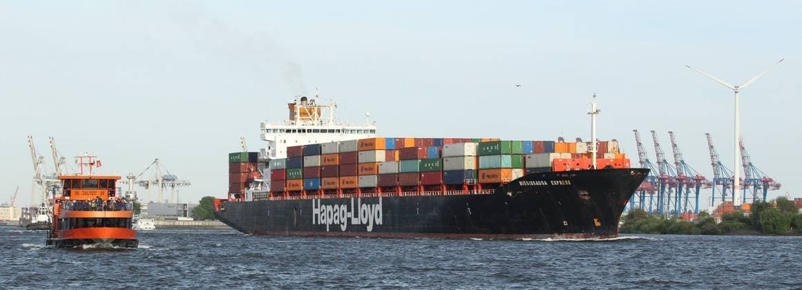 Das Containerschiff Mississauga Express fährt aus dem Hamburger Hafen hinaus. Altona Hamburg *** The container ship Mississauga Express sails out of the Port of Hamburg Altona Hamburg