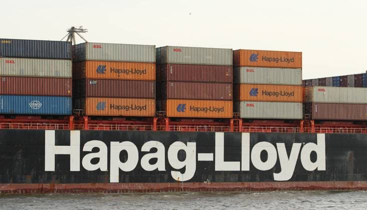 Das Containerschiff Mississauga Express fährt aus dem Hamburger Hafen hinaus. Altona Hamburg *** The container ship Mississauga Express sails out of the Port of Hamburg Altona Hamburg