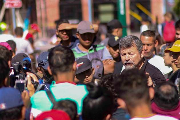 Migrants speak with authorities in El Paso, Texas, USA, 09 May 2023. Several hundred migrants who had illegally crossed the border between Mexico and the United States in recent days voluntarily turned themselves in to the El Paso Border Patrol on Tuesday after a tense day of intimidation by authorities and in the hope of receiving fair treatment. The migrants, mostly Venezuelans, wait their turn in a long line glued to the Border Patrol wall that stands next to the Paso del Norte bridge that connects the two countries. Fear and hope of fair treatment push migrants to turn themselves in El Paso !ACHTUNG: NUR REDAKTIONELLE NUTZUNG!  Copyright: xJonathanxFernandezx AME8343 20230510-00c4ab096e6535f3ccbf2c8327b0f52f7460ef8c