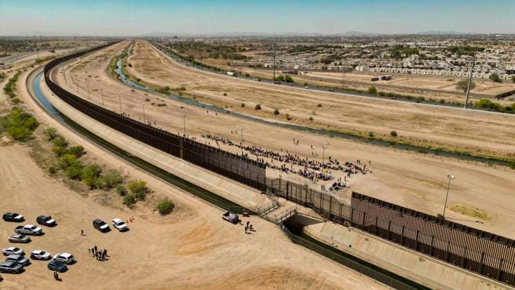 Aerial picture shows hundreds of migrants as they wait for papers next to the border wall in El Paso, Texas, USA, 09 May 2023. Several hundred migrants who had illegally crossed the border between Mexico and the United States in recent days voluntarily turned themselves in to the El Paso Border Patrol on Tuesday after a tense day of intimidation by authorities and in the hope of receiving fair treatment. The migrants, mostly Venezuelans, wait their turn in a long line glued to the Border Patrol wall that stands next to the Paso del Norte bridge that connects the two countries. Fear and hope of fair treatment push migrants to turn themselves in El Paso !ACHTUNG: NUR REDAKTIONELLE NUTZUNG!  Copyright: xJonathanxFernandezx AME8336 20230510-95a712de6643f2e07976a19a7ed75d5fd136907a