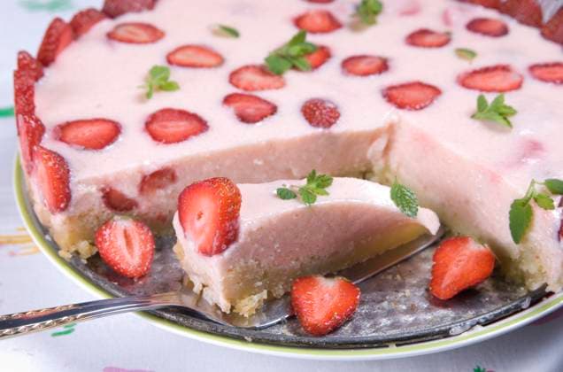 Strawberry cream cake, pieces removed Copyright: xNijolexZenkeviciutex xDesignxPicsx , 30910665 Copyright: NijolexZenkeviciutex xDesignxPics 30910665