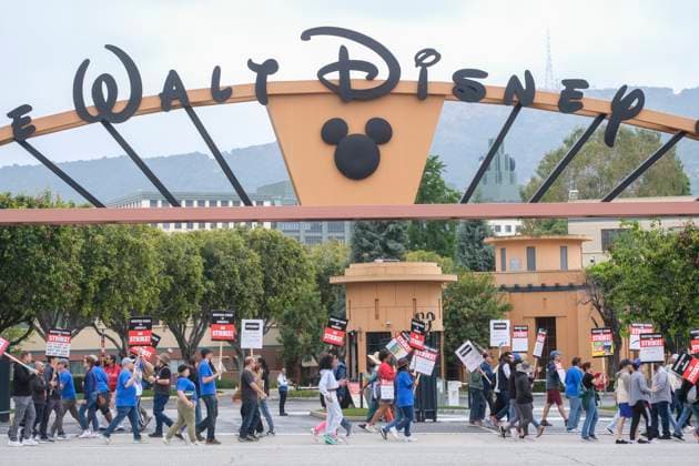 Entertainment Themen der Woche KW19 Entertainment Bilder des Tages May 9, 2023, Los Angeles, California, United States: Striking members of the The Writers Guild of America (WGA) picket outside the Walt Disney Company on Tuesday, May 9, 2023, in Burbank, California. Los Angeles United States - ZUMAc68_ 20230509_zaf_c68_017 Copyright: xRingoxChiux