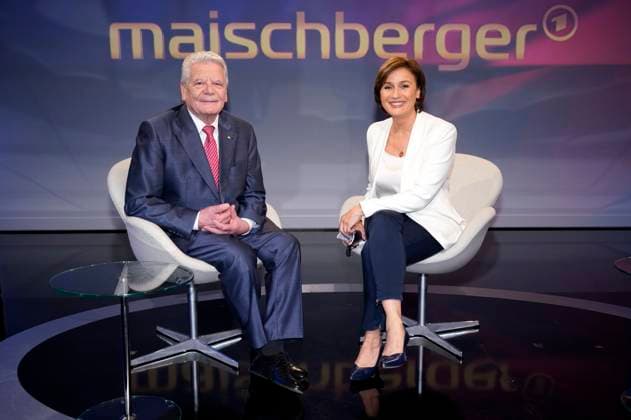 News Themen der Woche KW19 News Bilder des Tages Joachim Gauck und Sandra Maischberger in der ARD-Talkshow maischberger im Studio Berlin Adlershof. Berlin, 09.05.2023 *** Joachim Gauck and Sandra Maischberger in the ARD talk show maischberger in the studio Berlin Adlershof Berlin, 09 05 2023 Foto:xT.xBartillax xFuturexImage