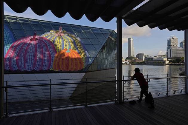 Daily Life In Singapore A woman stands on the boardwalk outside a floating Louis Vuitton boutique, decorated with Yayoi Kusama pumpkins print at Marina Bay waterfront on May 10, 2023 in Singapore. Singapore Singapore  Copyright: xSuhaimixAbdullahx originalFilename: abdullah-notitle230510_npNz3.jpg