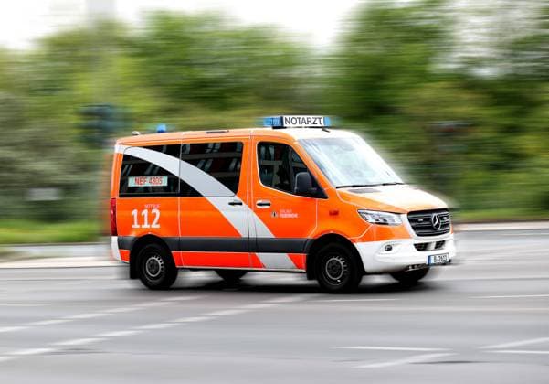 Feuerwehr und Notarzt, Symbolfotos RECORD DATE NOT STATED 03.05.2023, Berlin - Deutschland. Ein Notarztwagen der Berliner Feuerwehr unterwegs zu einem Einsatz. *** 03 05 2023, Berlin Germany An emergency ambulance of the Berlin fire department on the way to a mission