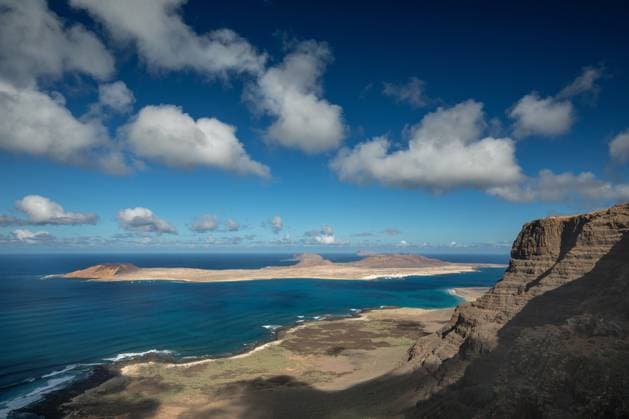 Creative Highlights World La Graciosa und Felseninseln um Montana Clara, Blick von Guinate, Kanaren, Lanzarote, Haria La Graciosa and rock islands around Montana Clara, view from Guinate, Canary Islands, Lanzarote, Haria BLWS686521 *** La Graciosa and Rock Islands at Montana Clara, View from Guinate, Canary Islands, Lanzarote, Haria La Graciosa and Rock Islands Around Montana Clara, View from Guinate, Canary Iceland, Lanzarote, Haria BLWS686521 Copyright: xblickwinkel M.xWoikex