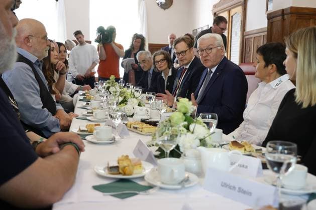 Bilder des Jahres 2023, News 05 Mai News Themen der Woche KW19 News Bilder des Tages Bundespräsident Frank-Walter Steinmeier in Senftenberg DEU Brandenburg Senftenberg: Â Bundespräsident Frank-Walter Steinmeier verlegt für drei Tage seinen Amtssitz in die Lausitz. Im Zuge seiner Gesprächsreihe Ortszeit Deutschland führt er bis 11. Mai seine Amtsgeschäfte vom brandenburgischen Senftenberg (Oberspreewald-Lausitz) aus. Steinmeier bei einer Kaffeetafel kontrovers mit Bürgern.Die Seenstadt mit rund 23.000 Einwohnern stehe stellvertretend für tiefgreifende wirtschaftliche und gesellschaftliche Umbrüche und für Strukturwandel - von der Industriestadt hin zum Tourismuszentrum und Unistandort, hieß es vorab aus dem Bundespräsidialamt.( *** Federal President Frank Walter Steinmeier in Senftenberg DEU Brandenburg Se