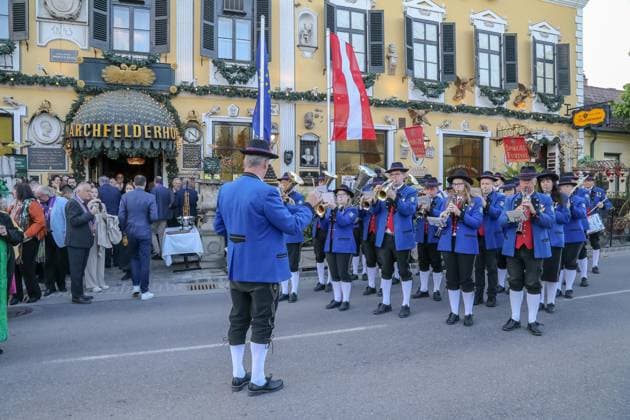 RECORD DATE NOT STATED 09.05.2023, Marchfelderhof Deutsch-Wagram, Verleihung des GOLDENEN SPARGELS, an den 4-Hauben-Koch HUBERT WALLNER im Bild: Stimmung u Übersicht, Marchfelderhof Willkommens Parade, -mit Musikkapelle, Verleihung des GOLDENEN SPARGELS