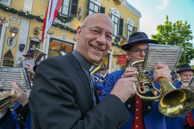 RECORD DATE NOT STATED 09.05.2023, Marchfelderhof Deutsch-Wagram, Verleihung des GOLDENEN SPARGELS, an den 4-Hauben-Koch HUBERT WALLNER im Bild: Dompfarrer Toni Faber, -mit Musikkapelle, Verleihung des GOLDENEN SPARGELS