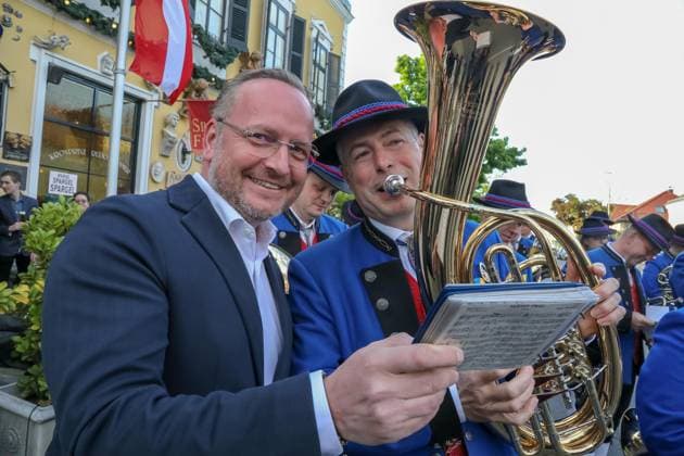 RECORD DATE NOT STATED 09.05.2023, Marchfelderhof Deutsch-Wagram, Verleihung des GOLDENEN SPARGELS, an den 4-Hauben-Koch HUBERT WALLNER im Bild: Hubert Wallner, -mit Musikkapelle, Verleihung des GOLDENEN SPARGELS