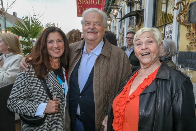 RECORD DATE NOT STATED 09.05.2023, Marchfelderhof Deutsch-Wagram, Verleihung des GOLDENEN SPARGELS, an den 4-Hauben-Koch HUBERT WALLNER im Bild: Shlomit Butbul, Gerhard Ernst, Jazz Gitti, Verleihung des GOLDENEN SPARGELS