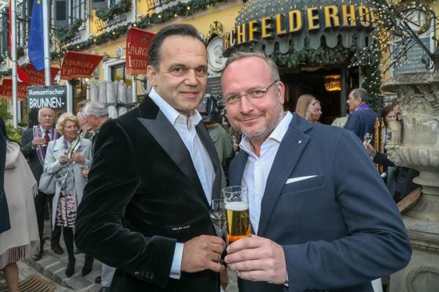 RECORD DATE NOT STATED 09.05.2023, Marchfelderhof Deutsch-Wagram, Verleihung des GOLDENEN SPARGELS, an den 4-Hauben-Koch HUBERT WALLNER im Bild: Robert Glock, Hubert Wallner, Verleihung des GOLDENEN SPARGELS