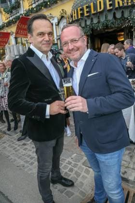 RECORD DATE NOT STATED 09.05.2023, Marchfelderhof Deutsch-Wagram, Verleihung des GOLDENEN SPARGELS, an den 4-Hauben-Koch HUBERT WALLNER im Bild: Robert Glock, Hubert Wallner, Verleihung des GOLDENEN SPARGELS