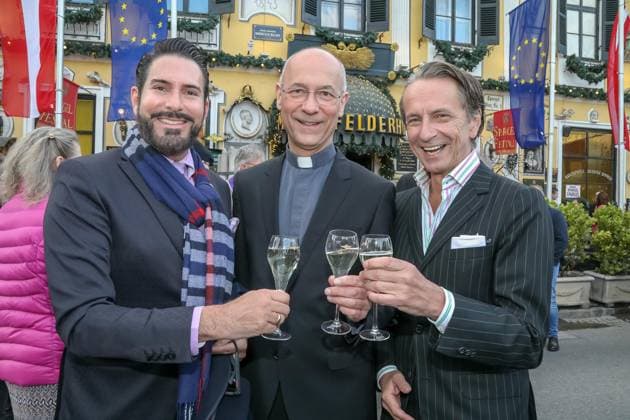 RECORD DATE NOT STATED 09.05.2023, Marchfelderhof Deutsch-Wagram, Verleihung des GOLDENEN SPARGELS, an den 4-Hauben-Koch HUBERT WALLNER im Bild: Clemens Unterreiner, Dompfarrer Toni Faber, Christian Rainer, Verleihung des GOLDENEN SPARGELS