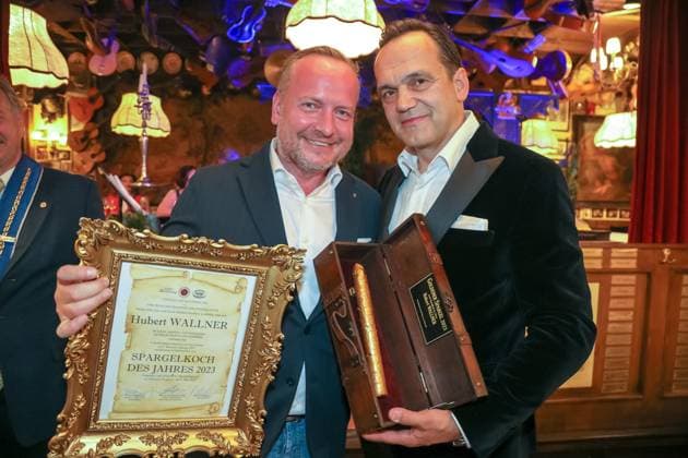 RECORD DATE NOT STATED 09.05.2023, Marchfelderhof Deutsch-Wagram, Verleihung des GOLDENEN SPARGELS, an den 4-Hauben-Koch HUBERT WALLNER im Bild: Hubert Wallner, -m d Preis, Robert Glock, -Laudator, Verleihung des GOLDENEN SPARGELS