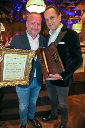 RECORD DATE NOT STATED 09.05.2023, Marchfelderhof Deutsch-Wagram, Verleihung des GOLDENEN SPARGELS, an den 4-Hauben-Koch HUBERT WALLNER im Bild: Hubert Wallner, -m d Preis, Robert Glock, -Laudator, Verleihung des GOLDENEN SPARGELS