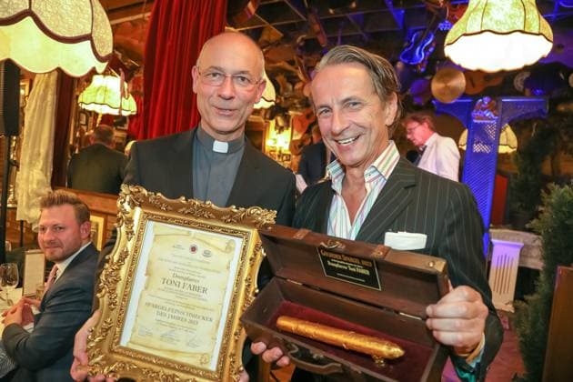 RECORD DATE NOT STATED 09.05.2023, Marchfelderhof Deutsch-Wagram, Verleihung des GOLDENEN SPARGELS, an den 4-Hauben-Koch HUBERT WALLNER im Bild: Dompfarrer Toni Faber, -m d Preis, Christian Rainer, -Laudator, Verleihung des GOLDENEN SPARGELS