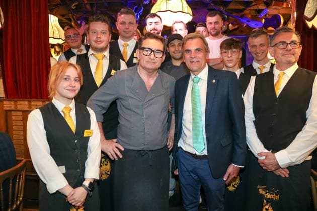 RECORD DATE NOT STATED 09.05.2023, Marchfelderhof Deutsch-Wagram, Verleihung des GOLDENEN SPARGELS, an den 4-Hauben-Koch HUBERT WALLNER im Bild: Marchfelderhof Team, Christian Langer -Küchenchef, Peter Grossmann -GF Marchfelderhof, Verleihung des GOLDENEN SPARGELS