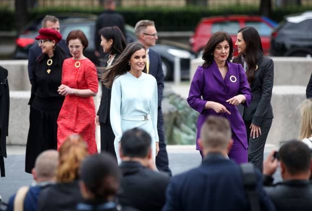 Kroatien, First Lady Sanja Music Milanovic und Königin Letizia von Spanien in Zagreb First Lady of Croatia Sanja Music Milanovic and Queen of Spain Her Majesty Letizia watching the performance of folklore groups in front of the building of the Croatian National Theater First Lady of Croatia Sanja Music Milanovic and Queen of Spain Her Majesty Letizia watching the performance of folklore groups in front of the building of the Croatian National Theater. A cultural program was held in front of the Croatian National Theater for the participants of the Summit of Spouses of European Leaders who discussed the prevention of childhood obesity in Europe, in Zagreb, Croatia, on May 10, 2023. SLAVKOxMIDZORxxxPIXSELL.HR