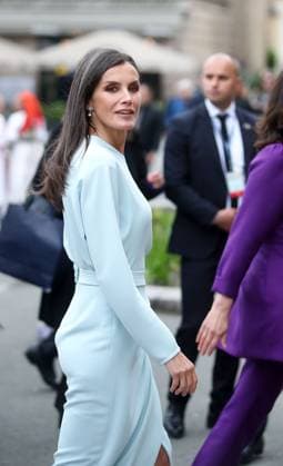 Kroatien, First Lady Sanja Music Milanovic und Königin Letizia von Spanien in Zagreb First Lady of Croatia Sanja Music Milanovic and Queen of Spain Her Majesty Letizia watching the performance of folklore groups in front of the building of the Croatian National Theater Queen of Spain Her Majesty Letizia seen in front of the building of the Croatian National Theater. A cultural program was held in front of the Croatian National Theater for the participants of the Summit of Spouses of European Leaders who discussed the prevention of childhood obesity in Europe, in Zagreb, Croatia, on May 10, 2023. SLAVKOxMIDZORxxxPIXSELL.HR