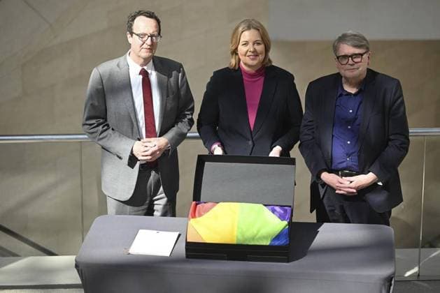 Bilder des Jahres 2023, News 05 Mai News Themen der Woche KW19 News Bilder des Tages RECORD DATE NOT STATED Übergabe der auf dem Reichstagsgebäude gehissten Regenbogenflagge *** NUR FÜR REDAKTIONELLE ZWECKE *** EDITORIAL USE ONLY ***<p>Übergabe der auf dem Reichstagsgebäude gehissten Regenbogenflagge am 10.Mai.2023, in Berlin: Raphael Gross (l-r), Präsident der Stiftung Deutsches Historisches Museum, Bärbel Bas (SPD), Präsidentin des Deutschen Bundestages und Fritz Backhaus, Sammlungsdirektor der Stiftung Deutsches Historisches Museum stehen bei der Übergabe der ersten auf dem Reichstagsgebäude gehissten Regenbogenflagge im Deutsche Historische Museum. Berlin Copyright: RetoxKlar *** Handing over of the rainbow flag hoisted on the Reichstag building FOR EDITORIAL PURPOSES ONLY EDITORIAL USE ONLY p Handing over of the rainbow flag hois Copyright: RetoxKlar doc7q57erk6mc8ozg7m9o4 ,EDITORIAL USE ONLY