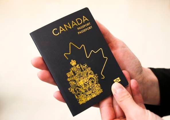 Kanada, Reisepass mit überarbeitetem Design May 10, 2023, Ottawa, ON, CAN: The new Canadian passport is unveiled at an event at the Ottawa International Airport in Ottawa on Wednesday, May 10, 2023. Ottawa CAN  - ZUMAc35_ 20230510_zaf_c35_057 Copyright: xSeanxKilpatrickx